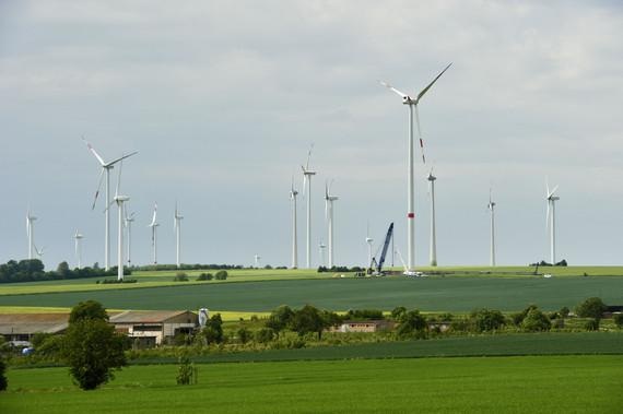 Thüga-Windpark Wangen-Hochheim, Südwestrand Thüringer Becken: fünf Turbinen, zehn Megawatt. Die Nachbarn sind weitere kleinere Parks. In dieser eher kleinräumig von Windkraft geprägten Region wollen drei Projektpartner überschüssigen Windstrom direkt in Biomethan umwandeln. - © Foto: Thüga AG