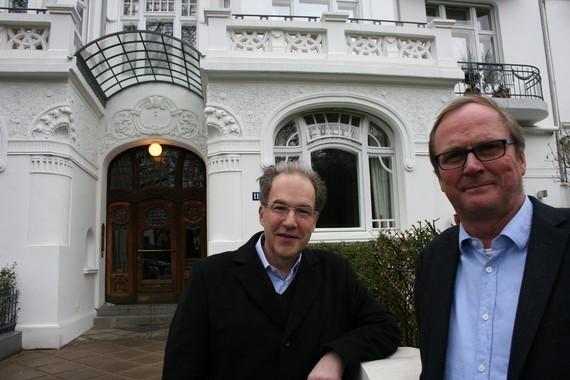 Siegfriedsen-Schubert | Matthias Schubert und Sönke Siegfriedsen (v.links) in Hamburg-Harvestehude nach einem nicht wirklich in Streit übergehenden Expertengespräch. Sie stehen vor dem Haus, in dem Schubert die Firma Wyncon betreibt.
