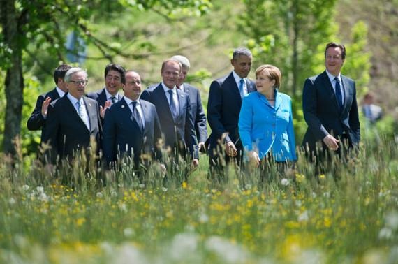 G7 in Elmau, Juni 2015 | Wieder ein hellblauer Blazer wie hier beim Gipfel von sieben führenden Industrienationen in Elmau 2015 - oder passt zur Klimakanzlerin besser ein grüner? Oder will Angela Merkel gar beim EU-Gipfel in Brüssel heute und morgen mehr als Farbtupfer-Politik betreiben und sich glaubwürdig für ehrgeizige Klimaschutzverabredungen einsetzen?