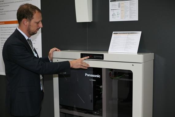 Christian Comes erklärt auf der Intersolar den Panasonic-Speicher für Netzbetreiber und Versorger.