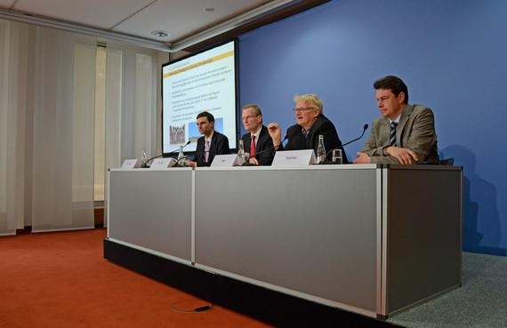 Andreas Wieg, Leiter Bundesgeschäftsstelle Energiegenossenschaften DGRV, Eckhard Ott, Vorstandsvorsitzender des DGRV, Micha Jost, Vorstandsmitglied Energiegenossenschaft Starkenburg, Philipp Vohrer, Geschäftsführer der AEE (v.l.n.r.) bei der Vorstellung der Untersuchung zu Energiegenossenschaften.