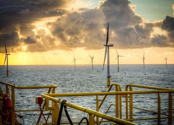 Offshore-Fundamente | Abendliche Impression von der Umspannplattform Sylwin in der Nordsee vor Siemens-Windpark. - © Foto: Siemens