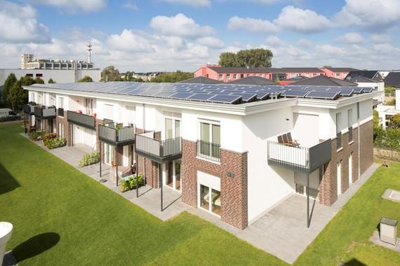 Dieses zweigeschossige Mehrfamilienhaus mit PV-Anlage ist eines von vier Neubauten, die als Klimaschutzsiedlung in NRW in der Stadt Greven entstanden.