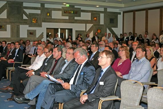 Voll besetzter Saal bei der 4. Rostock Wind im Neptun Hotel. Erste Reihe: Eno-Chef Karsten Porm, Oliver Krischer, Hermann Albers. - © Foto: Nicole Weinhold