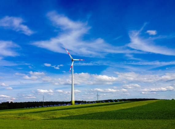 Windenergieanlage bei Alpirsbach-Peterzell | Aufkommende Zirruswolken als Sturmvorbote vor Windenergieanlage bei Alpirsbach-Peterzell: Der für die Anlagenbetreiber besonders fruchtbare Windherbst beginnt erst. Doch eine Rekordernte ist schon jetzteingefahren.