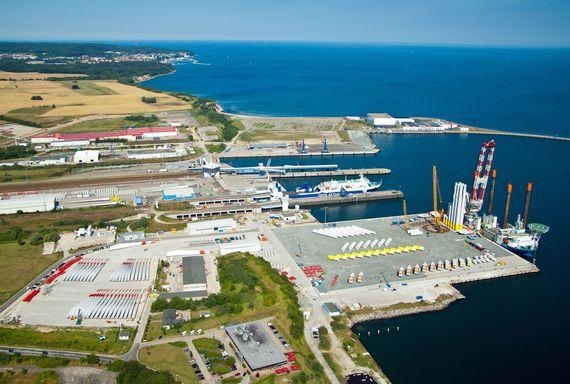 Als Tiefwasserhafen im Nordosten Deutschlands gelegen, bietet der Fährhafen Sassnitz nautisch und seegeographisch gute Bedingungen, um als Basishafen für die Offshore-Windindustrie zu dienen.