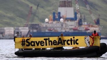 Prägte bisher das Bild von Shell: Proteste von Umwelt- und Klimaschützern wie hier Kampf gegen arktische Ölbohrungen. Jetzt will der niederländische Konzern zwar nicht das Öl- und Gas-Explorationsgeschäft im Meer aufgeben, aber dennoch See die hier konkurrierende Offshore-Windkraft kräftig mit ausbauen. - © Foto: Greenpeace