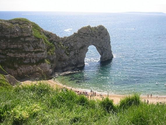 Jurassic Coast, Südengland | Jurassic Coast, Südengland, Sehenswürdigkeit Durdle Door: von hier oben aus würden Spaziergänger den Hals nach links recken müssen, um den Windpark Navitus Bay bei sehr guter Sicht rund 35 Kilometer ost-süd-östlich noch zu sehen. Doch weiter im Osten, im Touristenstädtchen Bournemouth, beträgt die Distanz nur noch knapp 20 Kilometer. - © Sean Davis/Wikimedia (Rechte nach CC BY-SA 2.5)