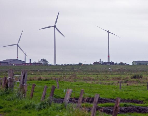 Die SW3.4 von Skywind (rechts) war kurz vor der Messe in Husum ans Netz gegangen. - © Foto: Nicole Weinhold