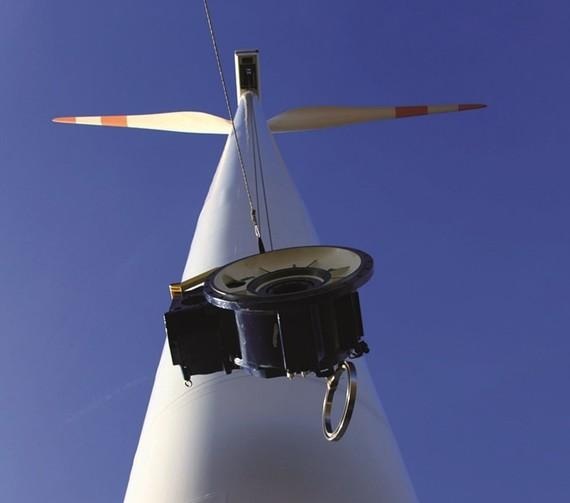 Availon bei der Arbeit: Komponenten für die Reparatur werden zur Turbine hochgezogen. - © Foto: Availon