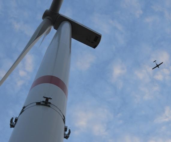 Flugzeuge sollen per Gefahrenbefeuerung auf Windparks aufmerksam gemacht werden.