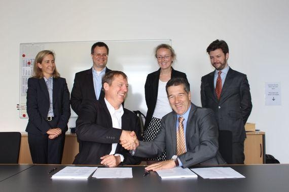 Unterzeichnung Testserie Dynalab - Adwen und IWES kooperieren | Unterzeichnung Testserie Dynalab - Adwen und IWES kooperieren.