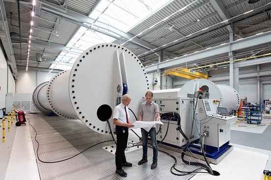 ThyssenKrupp_Prüfzentrum | ThyssenKrupp hat ein Prüf- und Entwicklungszentrum für schwere Windkraftkomponenten in Betrieb genommen: Wälzlager bis sechs Meter Außendurchmesser werden hier getestet.