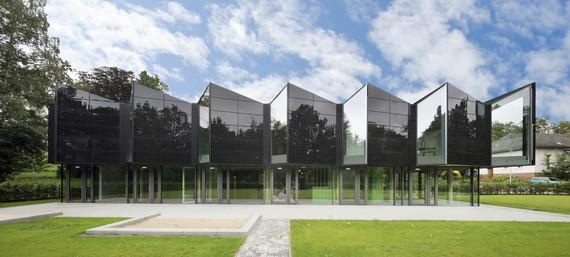 Die Hauptfassade der E+ Kita Marburg besteht aus speziellen Solarmodulen aus schwarzem Verbundsicherheitsglas, die sich perfekt in das architektonische Gesamtbild einfügen.