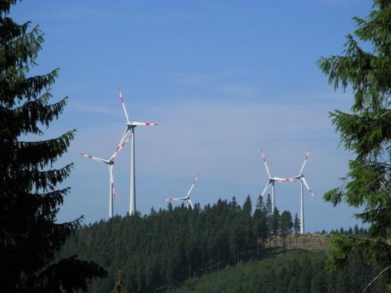 Windpark im Rothaargebirge | Neuer Rekord: Der Anteil der erneuerbaren Energien am deutschen Bruttostromverbrauch liegt 2015 voraussichtlich bei 33 Prozent. - © Almut Witzel