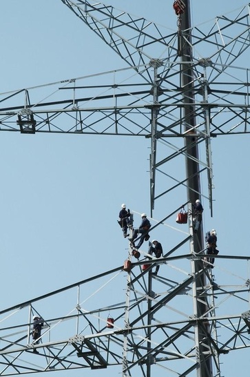 Strommast Bauarbeiter | Neubau von Masten für eine Überlandleitung. Solche Bilder wollen die Anrainer der SüdLink-Trasse möglichst verhindern. - © Foto: Tennet