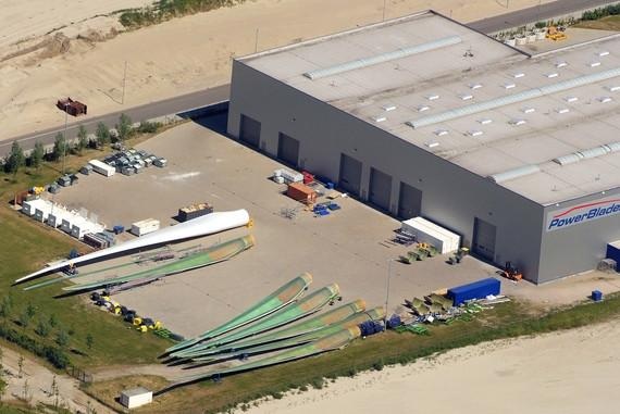 Senvion Power Blades Cuxhaven | Senvion-Flügelfertigung der Power Blades GmbH in Cuxhaven: Mit immer größeren Rotorblätter und einem wachsenden Anteil an eigener Technologie punktet der Windenergieanlagen-Hersteller.