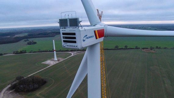 N131/3300 Prototyp | Errichtung des Prototyps der Nordex-Anlage N131-3,3 MW am 28. Dezenber 2015 am Standort Krampfer in Brandenburg.