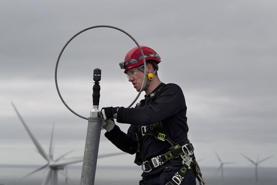 Offshore-Service MHI Vestas | Milliardengeschäft Service: Am 20. Januar meldete der Weltmarktführer der Turbinenbauer aus Dänemark, sich mit den Eigentümern von Deutschlands zweitgrößtem herstellerunabhängigen Windkraft-Wartungsdienstleister Availon geeinigt zu haben. Für 88 Millionen Euro soll Availon an Vestas gehen. 57 von 74 Gigawatt (GW) der weltweit installierten Vestas-Leistung wurden Ende 2015 durch den Vestas-Service betreut. Vestas hat einen Backlog der Service-Aufträge von 8,9 Milliarden Euro und einen Auftragsbestand von 7,9 Milliarden Euro bei den Windparkinstallationen. Der Umsatz der Service-Sparte wuchs bereinigt um Währungseffekte alleine im vergangenen Jahr um 15 Prozent auf 1,138 Milliarden Euro. Vestas erhöhte daher am 9. Februar sein mittelfristiges Umsatz-Wachstumsziel in dieser Sparte von 30 auf 40 Prozent. Availon ist das zweite herstellerunabhängige Serviceunternehmen, das Vestas kauft: Ende 2015 erwarben die Dänen das US-amerikanische Upwind. Availon hat 2,6 GW Leistung unter Vertrag, davon 1 GW Vestas-Turbinen, Upwind betreut drei GW verschiedener Hersteller.
