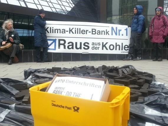 Aktion von Urgewald die die Förderung der Kohleindustrie durch Banken wie die Deutsche Bank anprangert.