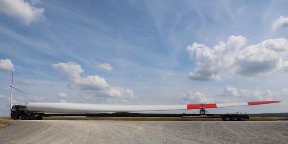 Windpark Maßbach | Windpark Maßbach, Anlieferung eines Rotorblatts der Anlage N117 von Nordex.