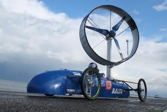 Projektgruppe „Baltic Thunder“ mit ausschließlich von Windkraft angetriebenen Rennwagen - dabei wird die Freiläufe-Technik von Ringspann eingesetzt.
