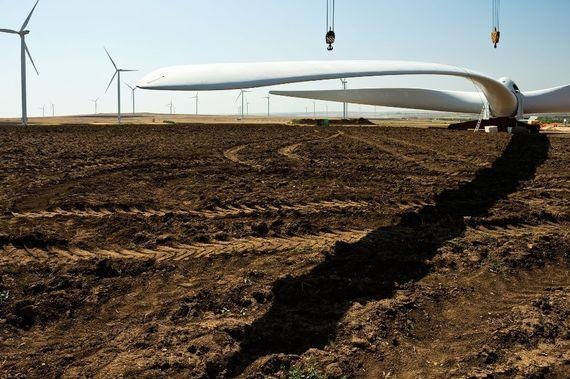 Windpark Fantanele | Darf dieser Rotor so viel Windenergie abgreifen wie möglich? Ja, weil er inzwischen im rumänischen Windpark Fantanele neben identischen Turbinen dreht, die zudem ebenfalls alle neu errichtet und in ihrer Standsicherheit auf den Betrieb in dem Windpark geprüft worden sind. In Deutschland hingegen belegten Behörden zuletzt immer häufiger neue Turbinen mit leichten Leistungsbegrenzungen, wenn sie durch zu erwartende Turbulenzen hinter dem Rotor die Standsicherheit ältererer Nachbaranlagen zu beeinträchtigen drohten. - © Foto: CEZ