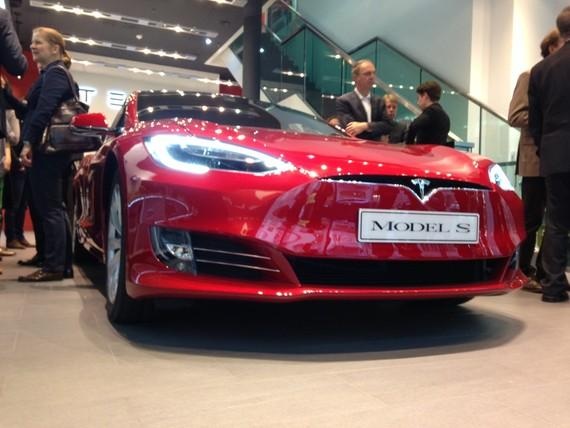 Tesla Model S im Hamburger Flagshipstore. Gelegenheit zur Probefahrt gab es bei Pressefrühstück von Revolution Energy. - © Foto: Nicole Weinhold