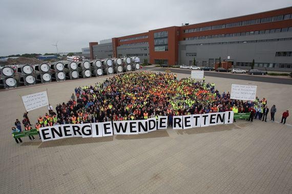 enercon_warnminute_eegprotest_24_05_2016 | Der Windanlagenhersteller protestiert mit Belegschaft und Unternehmensführung gegen die EEG-Novelle