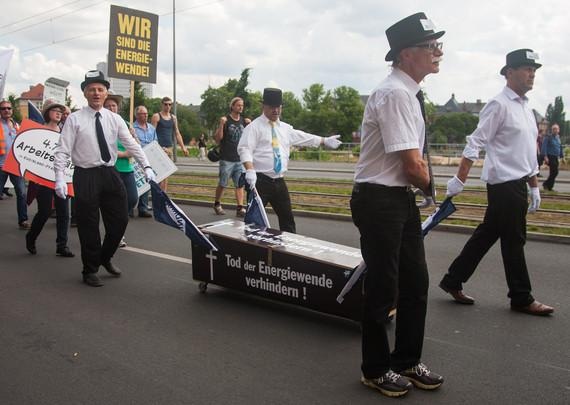 Demo gegen die geplante EEG-Novelle 2016. Die Branche trägt die Energiewende zu Grabe.