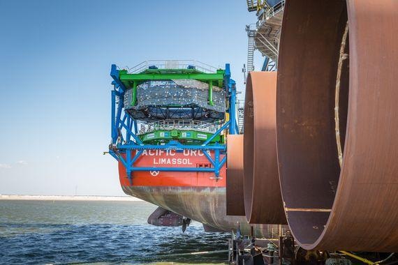 Sandbank | Logistik für den Vattenfall-Nordsee-Windpark Sandbank: Das Projekt mit 72 Windenergieanlagen der Vier-Megawatt-Serie von Siemens soll die Effizienz eines neuen Errichtungskonzepts vorführen und die Installationsdauer für die Turbinen mitsamt Netzanschluss auf 89 Tage reduzieren. - © Vattenfall