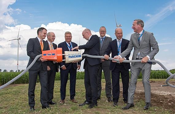 UKA eröffnet Windpark Parchim | Steckdosen-Eröffnung für Mecklenburg-Vorpommerns größten Windpark: 85-Megawatt-Projekt Parchim mit 27 Vestas-Windturbinen: 15 x V112 mit drei Megawatt (MW) Nennleistung, neun V112 mit 3,3 MW und drei V126 mit 3,0 bis 3,3 MW. Die symbolische Inbetriebnahme mit Klaus Heckenberger (Geschäftsführer der UKA Nord Projektentwicklung GmbH amp;amp; Co. KG), Gernot Gauglitz (Geschäftsführender Gesellschafter der UKA-Gruppe), Anders Runevad (Vorstandsvorsitzender von Vestas), Christian Pegel (Energieminister Mecklenburg-Vorpommerns), Thomas Jebsen (Vorstandsmitglied der DKB), Knud E. Rissel (Vertriebschef von Vestas Central Europe) und Nils de Baar (Vestas Central Europe) (v.l.n.r.) - © UKA