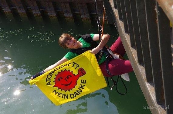 Umweltaktivistin Cécile Lecomte, genannt amp;quot;Das Eichhörnchen amp;quot;, | Kletteraktivistin Eichhörnchen: Die Französin Cécile Lecomte.