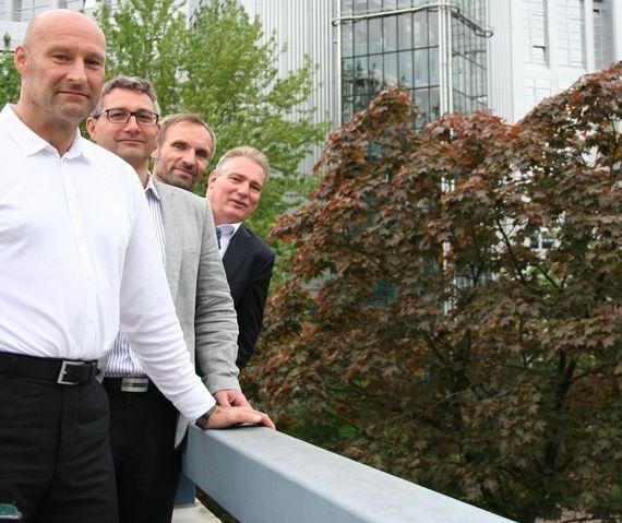 Streitgespräch Fritsch, Langer, Brandt, Schubert | Holger Fritsch, Ronny Langer, Matthias Brandt, Thomas Schubert (von links nach rechts) vor dem Hamburger Bürostandort der Offshore-Windpark-Gesellschaft Nordsee One. - © Tilman Weber