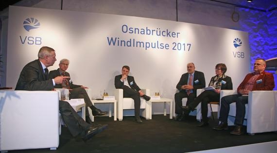 Die Podiumsgäste bei den Windimpulsen (v.l.): Christoph Schmidt-Eriksen (Referatsleiter Erneuerbare Energien, Energieeffizienz, Speicher im Niedersächsischen Ministerium für Umwelt, Energie und Klimaschutz), Lothar Nolte (Geschäftsführer, Klimaschutz- und Energieagentur Niedersachsen GmbH), Alexander Sewohl (Referent in der Stabsstelle für Erneuerbare Energien, BDEW Bundesverband der Energie- und Wasserwirtschaft), Peter Neumann (Leiter VSB-Regionalbüro Osnabrück), eine der Moderatorinnen, Annette Nüsslein von der Firma Windconsultant, Frank Mattioli (Referent für transdisziplinäre Kommunikation und Marketing, Energie-Forschungszentrum Niedersachsen).