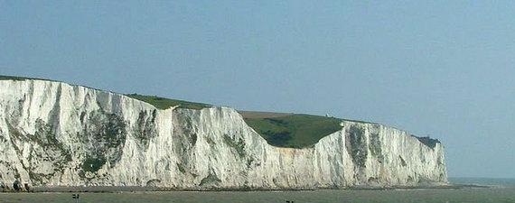 Dover-Klippen | Investitionen in Erneuerbare fallen 
   über die Klippen, warnen der Guardian und der Thinktank Green Alliance: Investment in windfarms will fall off a “cliff edge”. England.