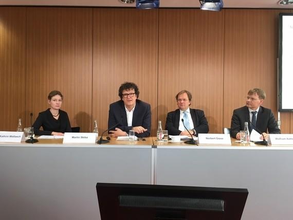 Pressekonferenz zu den deutschen Offshore-Zahlen (v.l.): Anna-Kathrin Wallasch (Windguard), Martin Skiba (Vorstand Stiftung Offshore-Windenergie), Norbert Giese (Vorsitzender VDMA-Lenkungskreis Offshore), Wolfram Axthelm (BWE).