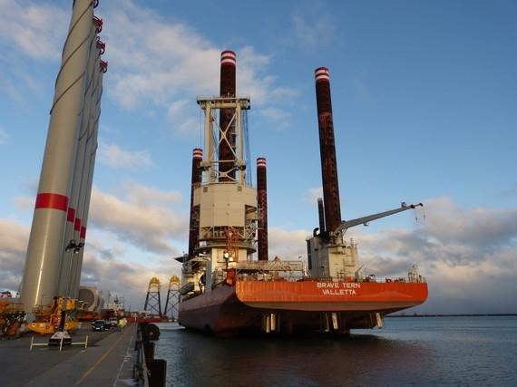 Die Brave Tern verlädt im Mukran Port Offshore-Komponenten für den Windpark Wikinger. - © Foto: Mukran Port