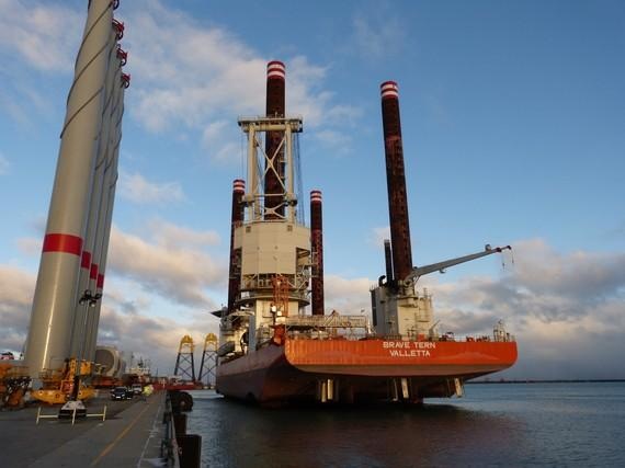 Die Brave Tern verlädt im Mukran Port Offshore-Komponenten für den Windpark Wikinger.
