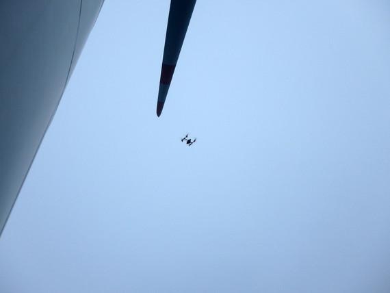 Drohne bei der Sichtwartung an einer Offshore-Anlage.