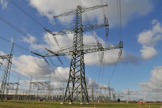 50 Hertz Stromnetz | Auch Im Netzgebiet von 50 Hertz in Ostdeutschland produziert die Windkraft teilweise große Überschüsse, die sich regional nicht sofort verbrauchen lassen. Doch im Unterschied zum Netzgebiet von Tennet sind hier seit kurzem die wesentlichen Strecken geplanter Stromtransporttrassen schon gebaut. Der Erneuerbaren-Strom kann wenigstens zu großen Verbrauchern in Süddeutschland abfließen. Besser und billiger wäre es, meint Grünen-Politiker Fell, die Erneuerbaren und zugehörige Stromspeicher überall in Deutschland gleichmäßig auszubauen.