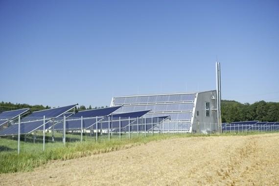 Heizzentrale umgeben von Solarthermiekollektoren.