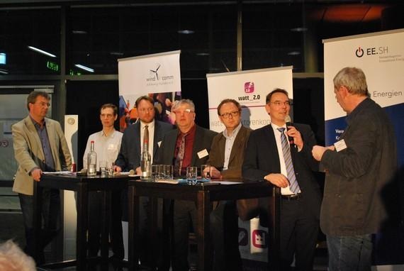 Diskussionsrunde (v.l.): Lars Harms (Südschleswigscher Wählerverband SSW), Dr. Patrick Breyer (Piratenpartei), Oliver Kumbartzky (FDP), Detlef Matthiessen (Bündins 90/ Grüne), Stefan Bolln (SPD) und Ingbert Liebing (CDU) diskutierten mit Martin Kopp von der Netzwerkagentur EE.SH und Moderator Carsten Kock über die energiepolitischen Ziele der Parteinen nach der anstehenden Landtagswahl in Schleswig-Holstein.