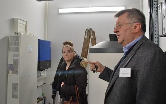 Der Strom für die Produktion von Klinikmatratzen kommt bei Hinrich Wullf (rechts) von Wulff Med Tec im Sommerhalbjahr zu fast 100 Prozent aus PV-Anlagen und Batteriespeichern (links im Bild). Das Eigenverbrauchskonzept mit technischen und rechtlichen Hintergründen wurde bei einer Veranstaltung der Netzwerkagentur Erneuerbare Energien Schleswig-Holstein vorgestellt. - © Foto: EESH / Clorius