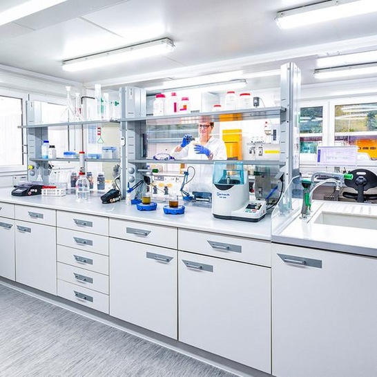 Weltec Labor | Weltec Biopower hat bereits seit 2009 ein eigenes Labor in Vechta. Die Biologen und Laboranten können dort alle wichtigen Analysen selbst vornehmen und untersuchen regelmäßig Proben aus über 300 Fermentern.