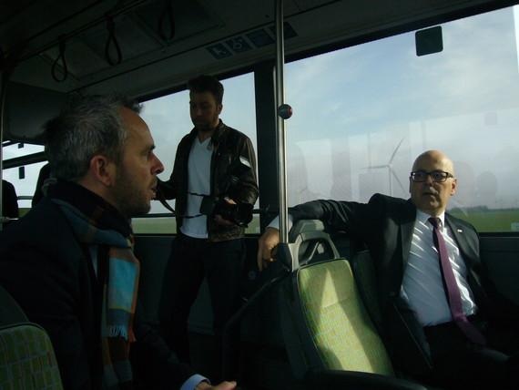 Wasserstoffbus von JP Joule | Wasserstoffbus für ein Verbundprojekt in Nordfriesland mit den möglichen Hauptdarstellern Ove Petersen, GP-Joule-Geschäftsführer, und Torsten Albig, aus Kiel angereister Ministerpräsident (von links).