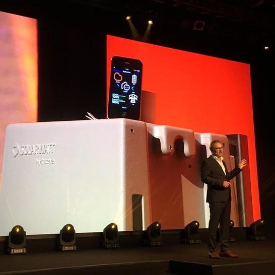 Solarwatt-Geschäftsführer Detlef Neuhaus präsentierte den neuen, vollständig modularen Speicher (links) und die dazugehörige App fürs Smartphone(oben) im Berliner Admiralspalast.