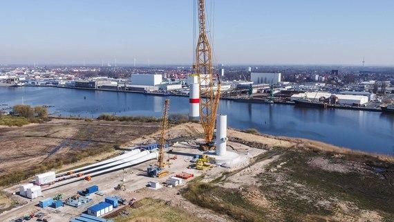 Adwen AD 8-180 prototype - Tower installation | Prototyp der Acht-MW-Windturbine Adwen AD-8-180 mit 180 Meter Rotordurchmesser im Bau. Im Sommer soll die Anlage einspeisen.