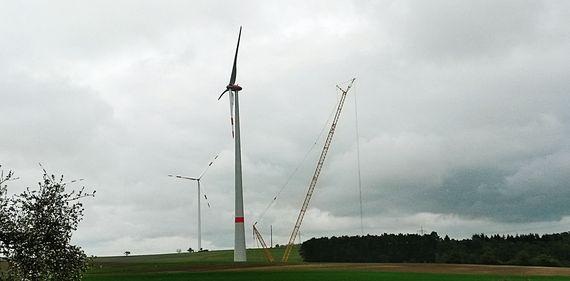 Windpark Boxberg | Der Juwi-Windpark Boxberg hatte in der ersten 800-MW-Ausschreibung für neue Windparks an Land im Mai 2017 den Zuschlag bekommen und war damit eines der ersten bezuschlagten Vorhaben. In den Ausschreibungsrunden zwei und drei vergangenen Jahres waren die Zuschlagsniveaus für die Vergütungen pro Kilowattstunde eingespeisten Windstroms noch stark gefallen. In den ersten zwei Ausschreibungsrunden 2018 könnten sich die Preise wieder entspannen, weil die Politik eine strittige Auktionsregel aussetzt. Doch wie groß ist das Potenzial der genehmigten Windparks jetzt noch? - © Foto: Juwi