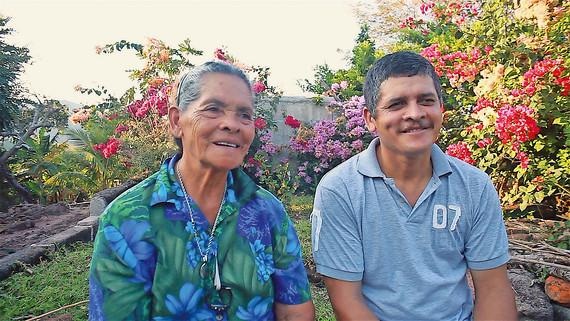 Nicaragua Biogas | Raynalda Arguello und ihr Sohn Geovani sind zufrieden mit ihrer Biogasanlage - das Kochen ist jetzt keinne verrauchte Angelegenheit mehr.